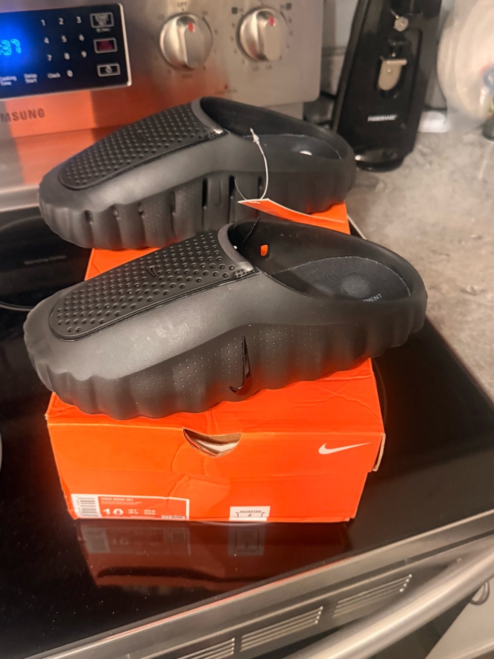 Triple Black Nike Mind 001